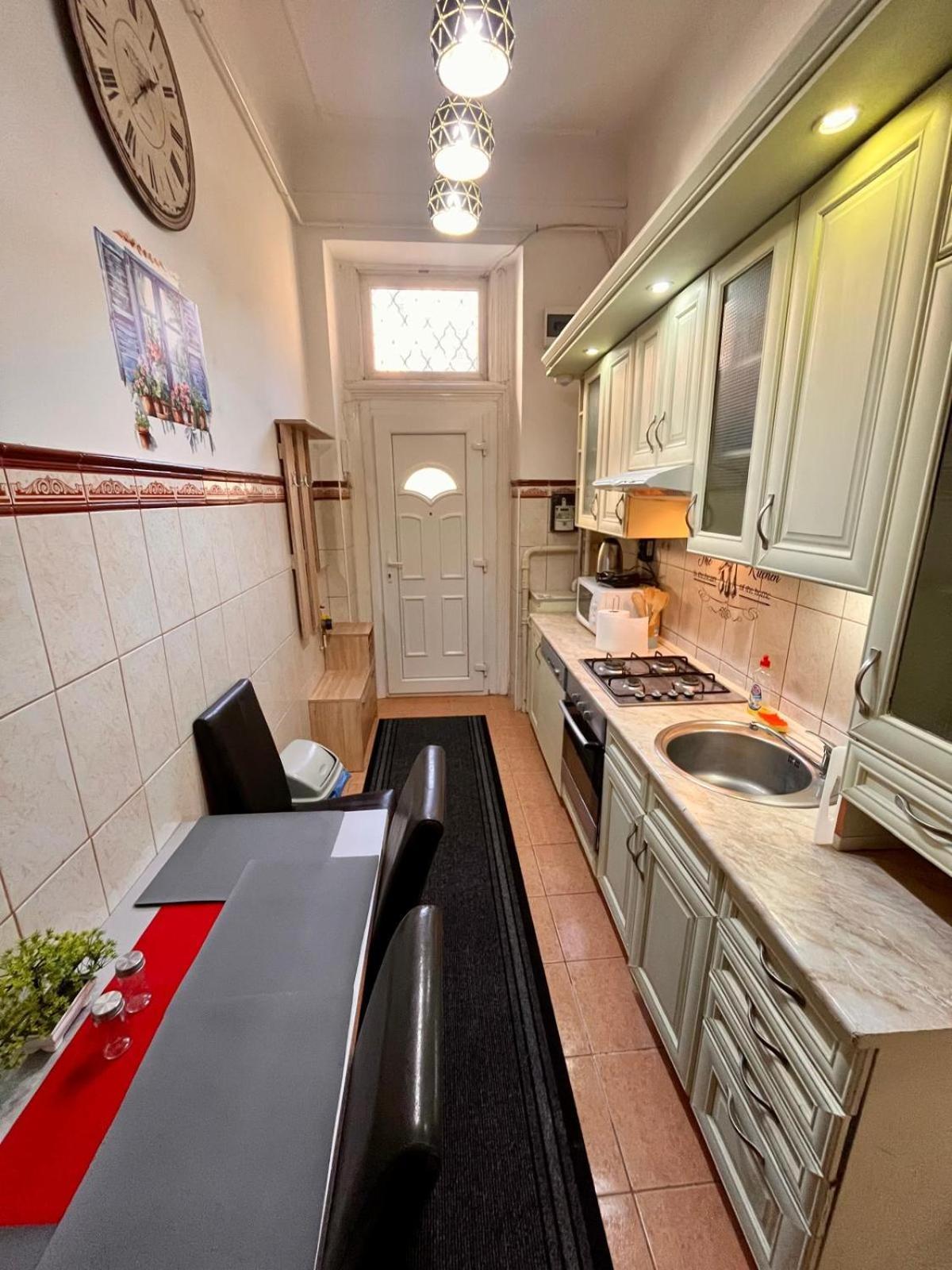 Kalvaria With Balcony, Free Parking And Ac Budapest Exterior photo