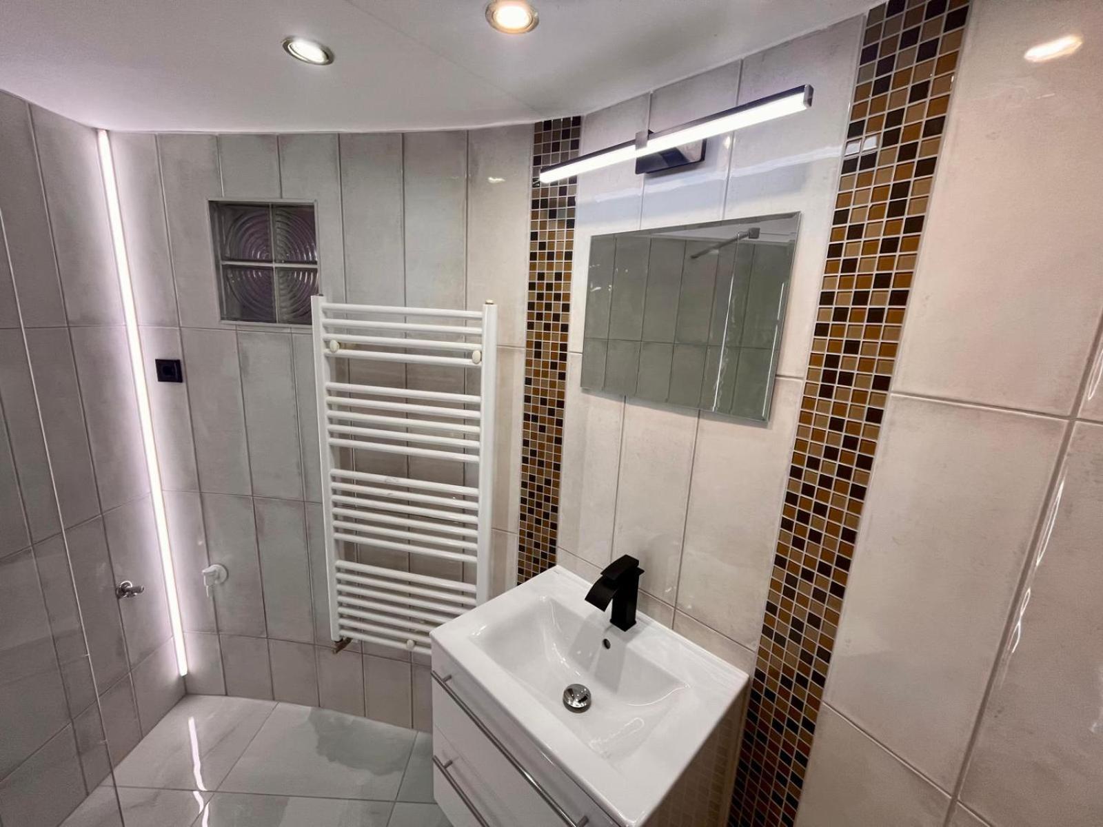 Kalvaria With Balcony, Free Parking And Ac Budapest Exterior photo